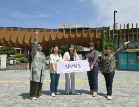 직장탈출 남해지역 돌봄노동자 모임입니다 활동내용 여행모임 나비 생태관 관람및 전기 관람치 임도투어, 편백 힐링숲 산책 활동을 함 (4월 4일 활동일지 ,윤*옥)돌봄나눔부드러운 듯 하지만 부단한 노력으로 봄을 알리는 나비의 날개짓처럼 돌봄이 필요한 현장에서 먼저 생각나는 일원으로서 사회 복지의 첫걸음을 남길 성실한 노동자의 날개가 될 각오를 다짐함 (4월 4일 활동일지 ,윤*옥)